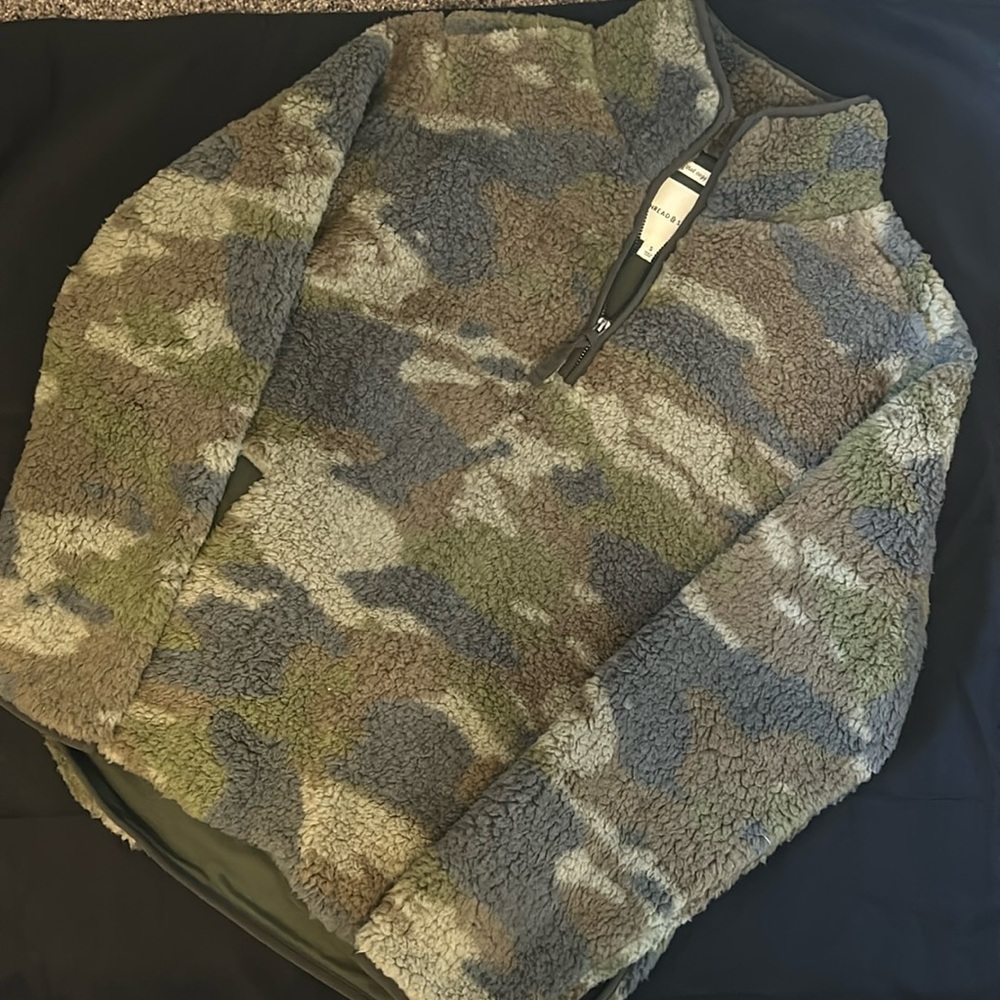 NWOT Thread and Supply woman’s small camo  lined fleece pullover